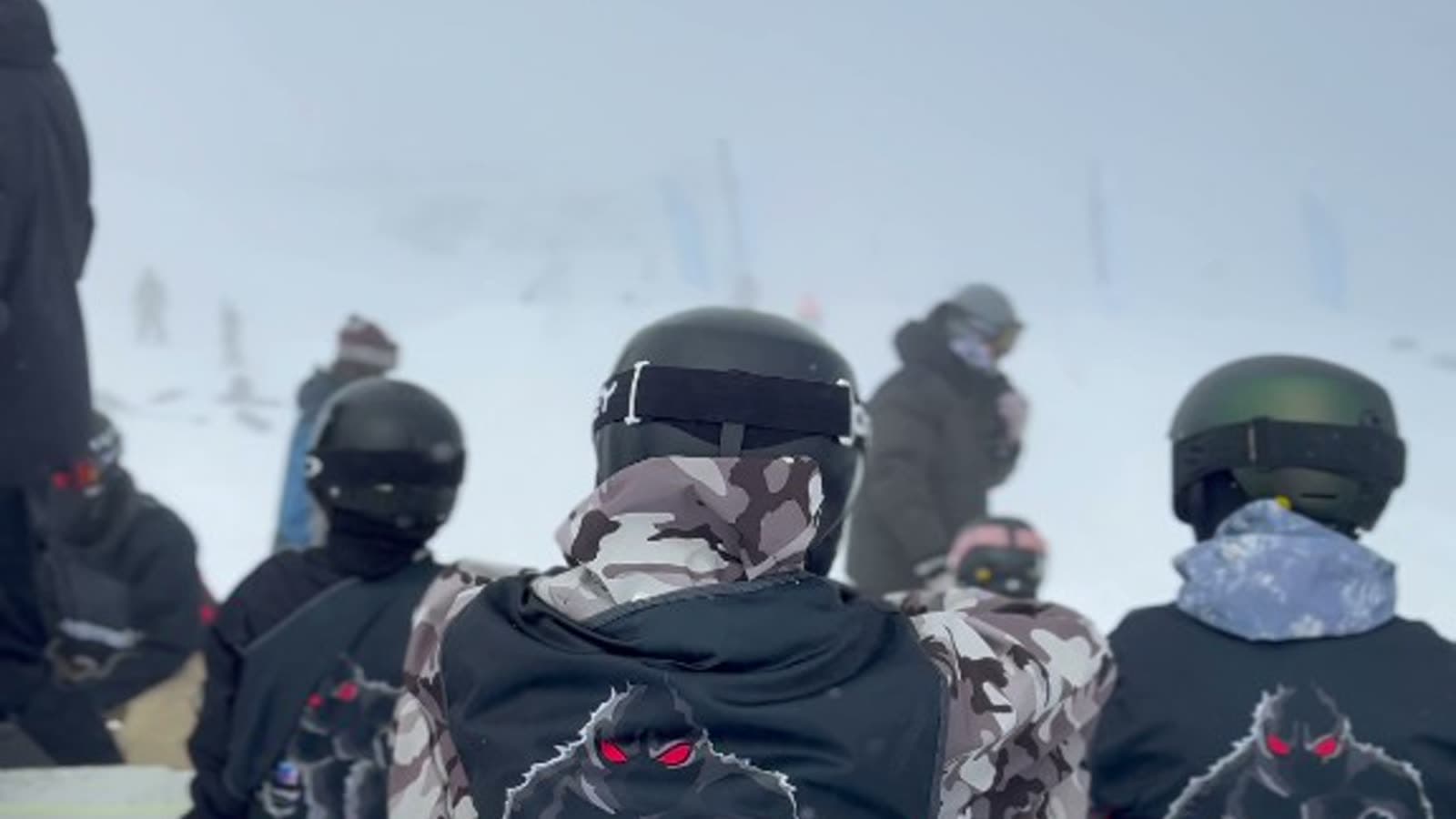 Riders en ligne sur le kicker — ambiance contest Spring Rookie Camp